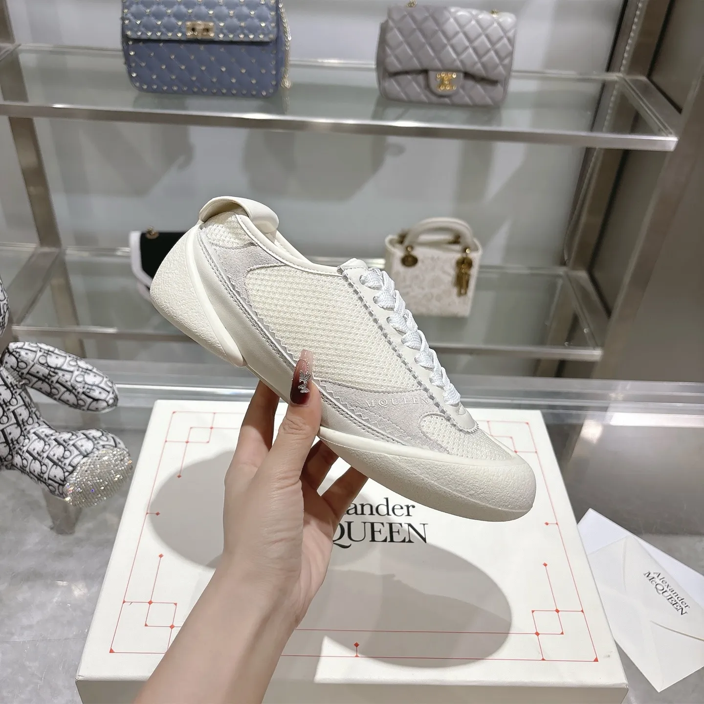 👟👟Ex-factory price 580👟👟 Men's size +10 2025 McQueen's new AIexanderMcQUEEN✅ The original quality has been certified! The original version is reproduced 1:1, and the latest products are available at the latest counters simultaneously. • McQueen logo • Round toe box • Lightweight segmented sole design, made of imported stretch breathable fabric + grained cowhide, soft inner lining and insole, comfortable for walking and not stuffy on the feet. Five colors: black and white • white • apricot • black brown • yellow Fabric: grained cowhide + stretch fabric + cow suede Insole: imported sheepskin Women’s model: 35–40 (40 for women is non-refundable) Men’s model: 40-45 (45 for men is non-refundable) Women’s model: (men’s model +10)
